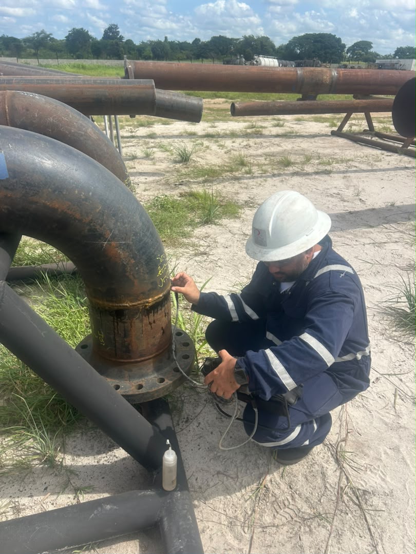 Técnico de RIGON inspeccionando una unión en tubería industrial.