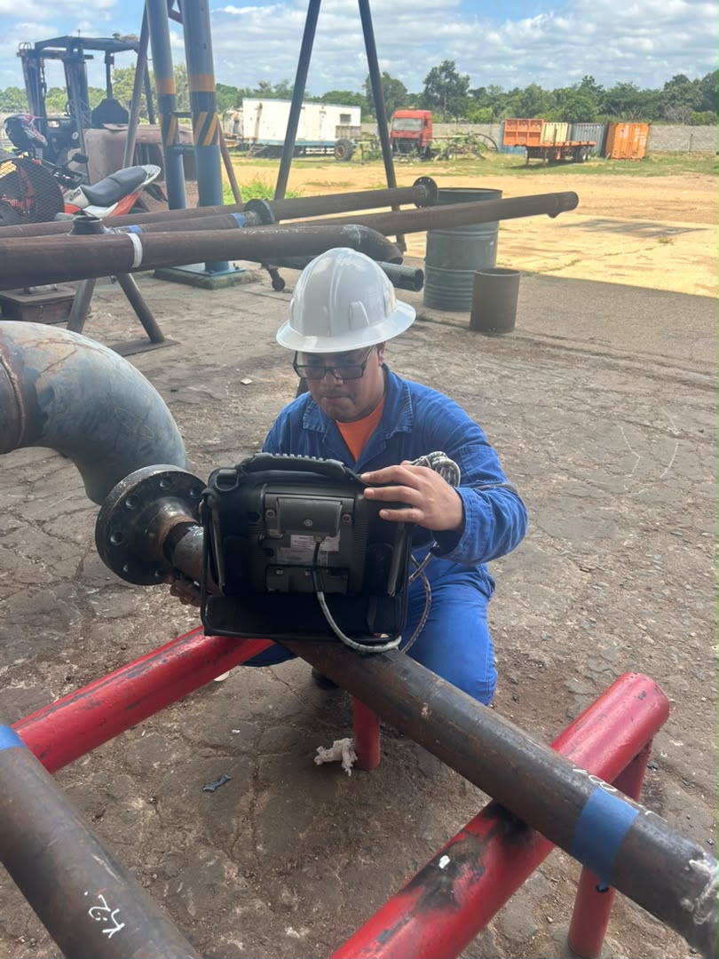 Profesional trabajando con equipo de inspección en una tubería.